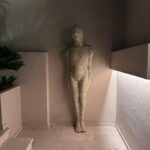 Aslı İnandık Instagram – A: Yine yeşillendi fındık dalları
B: …
A: Yine yeşillendi fındık dalları
B: (tahammülsüz) Zaten hep yeşildi fındık dalları!
A: Niye tahammülsüzlük yapıyosun konu açmaya çalışıyorum sonra hiç sohbet etmiyoruz diyosun.
B: Bunu kastetmiyorum Orhan, fındık dallarının yeşillendiğini ben de görebiliyorum, kaliteli sohbetten bahsed.. neyse ya…