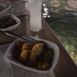 Aslı İnandık Instagram – A: Yine yeşillendi fındık dalları
B: …
A: Yine yeşillendi fındık dalları
B: (tahammülsüz) Zaten hep yeşildi fındık dalları!
A: Niye tahammülsüzlük yapıyosun konu açmaya çalışıyorum sonra hiç sohbet etmiyoruz diyosun.
B: Bunu kastetmiyorum Orhan, fındık dallarının yeşillendiğini ben de görebiliyorum, kaliteli sohbetten bahsed.. neyse ya…