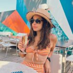Aslı İnandık Instagram – Baştan aşağı turuncu bir halde plajlarda boy gösteriyorum. Kimse benden böyle bir şeyi talep etmezken ben niye plajlarda turuncu bir halde boy gösteriyorum bilemiyorum… Ben lisede metalciydim, biraz bunu da düşünüyorum, siyah dışında renk giyeni Megadeth zindanlarında çürümeye bırakırdı o zamanlar metalci lobisi. Sonraları Ortaçgil, Fikret Kızılok falan dinlemeye başlayınca gri ve hatta aralarda beyaz renge bile göz kırpmıştım gerçi. Fakat ne iyiymiş düşününce, kombin derdi yoktu. Şimdi turuncular içinde biraz fazla mı dikkat çekiyorum, bilemiyorum… Arada düşünüyorum, metalciler nerede şu an? Tüm metalciler evlenip çoluğa çocuğa mı karıştı hakkaten ay hiç öyle hayal etmemiştik? Peki 2000’lerin başından beri hiç metalci yetişmedi mi bu topraklarda ses verin. Neden herkes rap dinliyo? Neyse, ben hala aralarda Anathema, Epica falan dinliyorum ama onlar metal değil falan demeyin vallahi kavga ederiz.