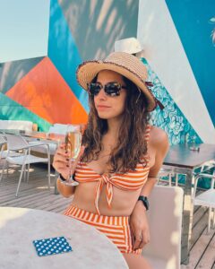 Aslı İnandık Instagram - Baştan aşağı turuncu bir halde plajlarda boy gösteriyorum. Kimse benden böyle bir şeyi talep etmezken ben niye plajlarda turuncu bir halde boy gösteriyorum bilemiyorum… Ben lisede metalciydim, biraz bunu da düşünüyorum, siyah dışında renk giyeni Megadeth zindanlarında çürümeye bırakırdı o zamanlar metalci lobisi. Sonraları Ortaçgil, Fikret Kızılok falan dinlemeye başlayınca gri ve hatta aralarda beyaz renge bile göz kırpmıştım gerçi. Fakat ne iyiymiş düşününce, kombin derdi yoktu. Şimdi turuncular içinde biraz fazla mı dikkat çekiyorum, bilemiyorum… Arada düşünüyorum, metalciler nerede şu an? Tüm metalciler evlenip çoluğa çocuğa mı karıştı hakkaten ay hiç öyle hayal etmemiştik? Peki 2000’lerin başından beri hiç metalci yetişmedi mi bu topraklarda ses verin. Neden herkes rap dinliyo? Neyse, ben hala aralarda Anathema, Epica falan dinliyorum ama onlar metal değil falan demeyin vallahi kavga ederiz.