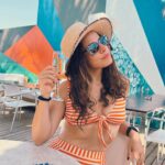 Aslı İnandık Instagram – Baştan aşağı turuncu bir halde plajlarda boy gösteriyorum. Kimse benden böyle bir şeyi talep etmezken ben niye plajlarda turuncu bir halde boy gösteriyorum bilemiyorum… Ben lisede metalciydim, biraz bunu da düşünüyorum, siyah dışında renk giyeni Megadeth zindanlarında çürümeye bırakırdı o zamanlar metalci lobisi. Sonraları Ortaçgil, Fikret Kızılok falan dinlemeye başlayınca gri ve hatta aralarda beyaz renge bile göz kırpmıştım gerçi. Fakat ne iyiymiş düşününce, kombin derdi yoktu. Şimdi turuncular içinde biraz fazla mı dikkat çekiyorum, bilemiyorum… Arada düşünüyorum, metalciler nerede şu an? Tüm metalciler evlenip çoluğa çocuğa mı karıştı hakkaten ay hiç öyle hayal etmemiştik? Peki 2000’lerin başından beri hiç metalci yetişmedi mi bu topraklarda ses verin. Neden herkes rap dinliyo? Neyse, ben hala aralarda Anathema, Epica falan dinliyorum ama onlar metal değil falan demeyin vallahi kavga ederiz.