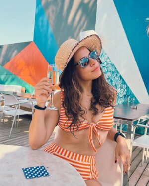 Aslı İnandık Instagram - Baştan aşağı turuncu bir halde plajlarda boy gösteriyorum. Kimse benden böyle bir şeyi talep etmezken ben niye plajlarda turuncu bir halde boy gösteriyorum bilemiyorum… Ben lisede metalciydim, biraz bunu da düşünüyorum, siyah dışında renk giyeni Megadeth zindanlarında çürümeye bırakırdı o zamanlar metalci lobisi. Sonraları Ortaçgil, Fikret Kızılok falan dinlemeye başlayınca gri ve hatta aralarda beyaz renge bile göz kırpmıştım gerçi. Fakat ne iyiymiş düşününce, kombin derdi yoktu. Şimdi turuncular içinde biraz fazla mı dikkat çekiyorum, bilemiyorum… Arada düşünüyorum, metalciler nerede şu an? Tüm metalciler evlenip çoluğa çocuğa mı karıştı hakkaten ay hiç öyle hayal etmemiştik? Peki 2000’lerin başından beri hiç metalci yetişmedi mi bu topraklarda ses verin. Neden herkes rap dinliyo? Neyse, ben hala aralarda Anathema, Epica falan dinliyorum ama onlar metal değil falan demeyin vallahi kavga ederiz.