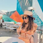 Aslı İnandık Instagram – Baştan aşağı turuncu bir halde plajlarda boy gösteriyorum. Kimse benden böyle bir şeyi talep etmezken ben niye plajlarda turuncu bir halde boy gösteriyorum bilemiyorum… Ben lisede metalciydim, biraz bunu da düşünüyorum, siyah dışında renk giyeni Megadeth zindanlarında çürümeye bırakırdı o zamanlar metalci lobisi. Sonraları Ortaçgil, Fikret Kızılok falan dinlemeye başlayınca gri ve hatta aralarda beyaz renge bile göz kırpmıştım gerçi. Fakat ne iyiymiş düşününce, kombin derdi yoktu. Şimdi turuncular içinde biraz fazla mı dikkat çekiyorum, bilemiyorum… Arada düşünüyorum, metalciler nerede şu an? Tüm metalciler evlenip çoluğa çocuğa mı karıştı hakkaten ay hiç öyle hayal etmemiştik? Peki 2000’lerin başından beri hiç metalci yetişmedi mi bu topraklarda ses verin. Neden herkes rap dinliyo? Neyse, ben hala aralarda Anathema, Epica falan dinliyorum ama onlar metal değil falan demeyin vallahi kavga ederiz.