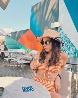 Aslı İnandık Instagram - Baştan aşağı turuncu bir halde plajlarda boy gösteriyorum. Kimse benden böyle bir şeyi talep etmezken ben niye plajlarda turuncu bir halde boy gösteriyorum bilemiyorum… Ben lisede metalciydim, biraz bunu da düşünüyorum, siyah dışında renk giyeni Megadeth zindanlarında çürümeye bırakırdı o zamanlar metalci lobisi. Sonraları Ortaçgil, Fikret Kızılok falan dinlemeye başlayınca gri ve hatta aralarda beyaz renge bile göz kırpmıştım gerçi. Fakat ne iyiymiş düşününce, kombin derdi yoktu. Şimdi turuncular içinde biraz fazla mı dikkat çekiyorum, bilemiyorum… Arada düşünüyorum, metalciler nerede şu an? Tüm metalciler evlenip çoluğa çocuğa mı karıştı hakkaten ay hiç öyle hayal etmemiştik? Peki 2000’lerin başından beri hiç metalci yetişmedi mi bu topraklarda ses verin. Neden herkes rap dinliyo? Neyse, ben hala aralarda Anathema, Epica falan dinliyorum ama onlar metal değil falan demeyin vallahi kavga ederiz.