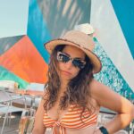 Aslı İnandık Instagram – Baştan aşağı turuncu bir halde plajlarda boy gösteriyorum. Kimse benden böyle bir şeyi talep etmezken ben niye plajlarda turuncu bir halde boy gösteriyorum bilemiyorum… Ben lisede metalciydim, biraz bunu da düşünüyorum, siyah dışında renk giyeni Megadeth zindanlarında çürümeye bırakırdı o zamanlar metalci lobisi. Sonraları Ortaçgil, Fikret Kızılok falan dinlemeye başlayınca gri ve hatta aralarda beyaz renge bile göz kırpmıştım gerçi. Fakat ne iyiymiş düşününce, kombin derdi yoktu. Şimdi turuncular içinde biraz fazla mı dikkat çekiyorum, bilemiyorum… Arada düşünüyorum, metalciler nerede şu an? Tüm metalciler evlenip çoluğa çocuğa mı karıştı hakkaten ay hiç öyle hayal etmemiştik? Peki 2000’lerin başından beri hiç metalci yetişmedi mi bu topraklarda ses verin. Neden herkes rap dinliyo? Neyse, ben hala aralarda Anathema, Epica falan dinliyorum ama onlar metal değil falan demeyin vallahi kavga ederiz.