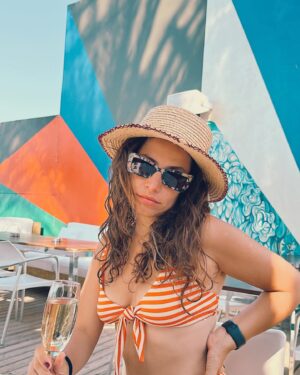 Aslı İnandık Instagram - Baştan aşağı turuncu bir halde plajlarda boy gösteriyorum. Kimse benden böyle bir şeyi talep etmezken ben niye plajlarda turuncu bir halde boy gösteriyorum bilemiyorum… Ben lisede metalciydim, biraz bunu da düşünüyorum, siyah dışında renk giyeni Megadeth zindanlarında çürümeye bırakırdı o zamanlar metalci lobisi. Sonraları Ortaçgil, Fikret Kızılok falan dinlemeye başlayınca gri ve hatta aralarda beyaz renge bile göz kırpmıştım gerçi. Fakat ne iyiymiş düşününce, kombin derdi yoktu. Şimdi turuncular içinde biraz fazla mı dikkat çekiyorum, bilemiyorum… Arada düşünüyorum, metalciler nerede şu an? Tüm metalciler evlenip çoluğa çocuğa mı karıştı hakkaten ay hiç öyle hayal etmemiştik? Peki 2000’lerin başından beri hiç metalci yetişmedi mi bu topraklarda ses verin. Neden herkes rap dinliyo? Neyse, ben hala aralarda Anathema, Epica falan dinliyorum ama onlar metal değil falan demeyin vallahi kavga ederiz.
