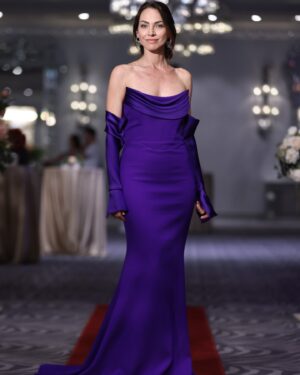 Aslı Mavitan Instagram - Ayla 💜
📸 @ferhatsirinn 

Styling @aysegul_hsnoglu 
Saç @dalllmustafa 
Makyaj @gulerurkl 

@kardeslerim @ngmediatv @atvturkiye 
#kardeşlerim #mezuniyetbalosu