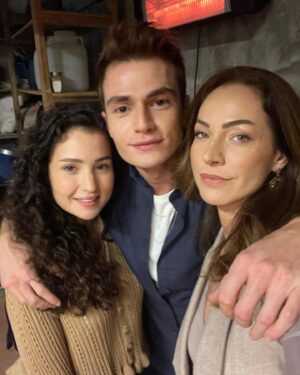 Aslı Mavitan Instagram - Acısıyla, tatlısıyla koca bir sezonu daha geride bıraktık, bizi yalnız bırakmayan tüm izleyicilerimize ve yayında ve yapımda emeği geçen herkese canım hocalarım @serkanbirinci @nesekelsoy ‘a çok teşekkür ediyorum 🙏🏻 3. Sezon finalimiz bu akşam 20:00’de @atvturkiye ‘de. 4. sezonda bakalım Ayla’cım seni neler bekliyor olacak, bizi özleyiiin ☺️🙏🏻
#ayla #kardeşlerim #sezonfinali