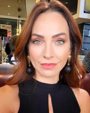 Aslı Mavitan Instagram - ❤️🖤
#ayla #kardeşlerim