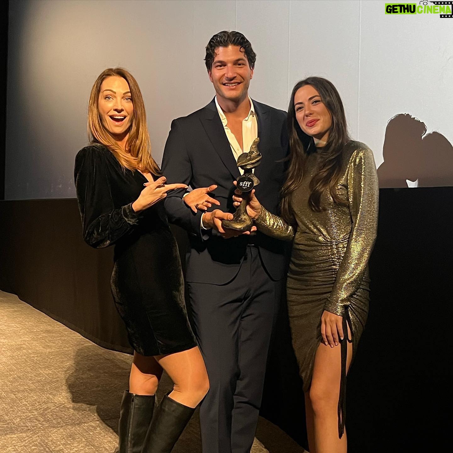 Aslı Mavitan - 12.2K Likes - Sarajevo Fashion Film Festivali ödüllerini topladık 🏆
📸 @ozenrabiia
#ruins #mug #fashionfilmfestival #sarajevofilmfestival