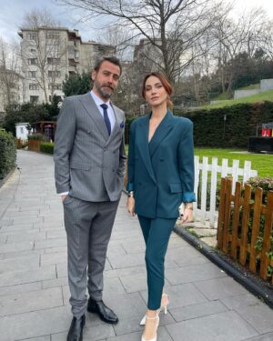 Aslı Mavitan Instagram - Akşam 20:00’de @atvturkiye ‘de buluşuyoruz 😎
#gökhan #ayla #kardeşlerim
@divitfamily