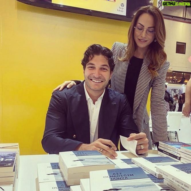 Aslı Mavitan Instagram - Proud of you always and forever @emirmavitan ❤️ Daha nice imza günlerin olsun, okurun, izleyenin, ödüllerin katlansın canım kardeşim seni seviyorum! @aitolmadigimdunyaa @hep_kitap @mug.istanbul