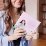 Aslı Tandoğan Instagram - Değişen beslenme alışkanlıkları ve hijyen koşulları bazı olumsuz durumlara sebep olabilir. Seyahatlerimde içeriğindeki probiyotikler sayesinde sindirim sistemimi düzenlemeye destek olması için Enterogermina’yı yanımdan ayırmam. Çocuklar için 2M Kids, eşim ve kendim için ise 4M Family ürününü severek kullanıyoruz. Koruyucu içermeyen formülasyonu ve 4’lü suş kombinasyonu ile 63 ülkenin tercih ettiği probiyotik Enterogermina, benim de ailem için tercihim. Enterogermina yanımdaysa içeriğindeki probiyotiklerle de sindirimimiz seyahatlere hazır! MAT 2022 son çeyrek döneminde, Nicholas Hall global CHC veri tabanından sadece reçetesiz satışlar için verilen hacim değeri verisidir. Enterogermina probiyotik mikroorganizma içerir. Probiyotik mikroorganizmalar sindirim sistemini düzenlemeye ve bağışıklık sistemini desteklemeye yardımcı olur. @enterogerminatr #işbirliği