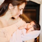 Aslı Tandoğan Instagram - 17 Kasım Prematüre Günü✨ Sizlerin de bildiği gibi kızım Arya Prematüre olarak dünyaya geldi. Molfix Hayat Bağım Güvenli Bağlanma Programı Prematüre bebek sahibi ebeveynlerin yanında! Anne babaların sosyal ve psikolojik süreçlerine destek olurken aynı zamanda yoğun bakım ünitelerine küvöz, solunum cihazı , sarılık cihazı gibi hayati ekipman desteği de sağlıyor. Bu anlamlı projeyi yürekten destekliyorum! ❤️ @molfix #MolfixHayatBağım #17KasımPrematüreGünü #işbirliği