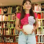 Aslı Tandoğan Instagram - Anlık planlara 15 dakikada hazırım.. Nasıl mı? Yumoşla… 💕🧸 Yumoş Jet Fresh Sprey yeniden yıkanacak kadar kirli olmayan giysilerin kırışıklığını açıyor, aynı zamanda makineden yeni çıkmışçasına ferah kokmasını sağlıyor. Yumoş Sprey ise koltuk, perde, halı gibi sürekli temizleyemeyeceğin ev eşyalarının, evin her köşesinin ve hatta gardırobunun mis gibi ferah kokmasını sağlıyor. 🎀🩵 @yumostr #işbirliği