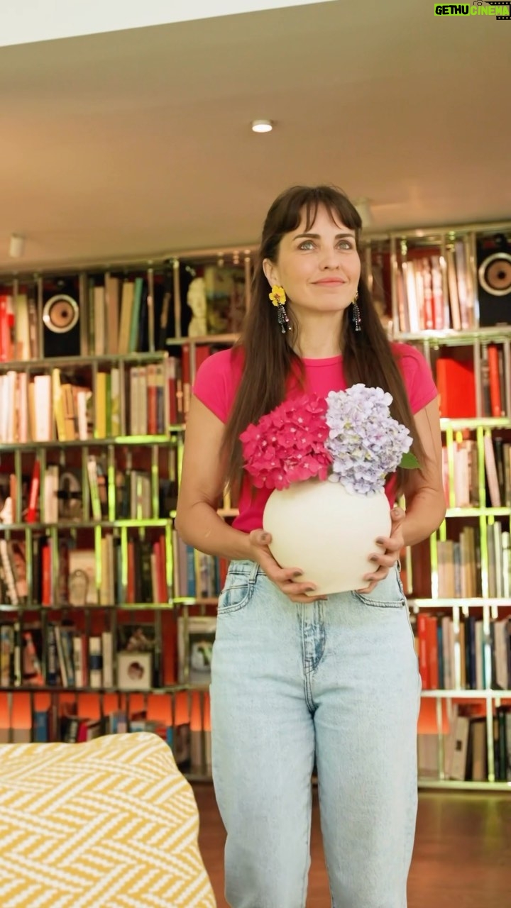 Aslı Tandoğan Instagram - Anlık planlara 15 dakikada hazırım.. Nasıl mı? Yumoşla… 💕🧸 Yumoş Jet Fresh Sprey yeniden yıkanacak kadar kirli olmayan giysilerin kırışıklığını açıyor, aynı zamanda makineden yeni çıkmışçasına ferah kokmasını sağlıyor. Yumoş Sprey ise koltuk, perde, halı gibi sürekli temizleyemeyeceğin ev eşyalarının, evin her köşesinin ve hatta gardırobunun mis gibi ferah kokmasını sağlıyor. 🎀🩵 @yumostr #işbirliği