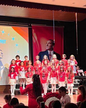 Aslı Tandoğan Instagram - Nice 100 yıllara güzel Cumhuriyetim🇹🇷 Seni her andığımda gözlerim doluyor,kalbim sızlıyor❤️ Atama ve bu topraklar için canını veren tüm kahramanlarımıza minnet,saygı ve sevgiyle❤️🇹🇷