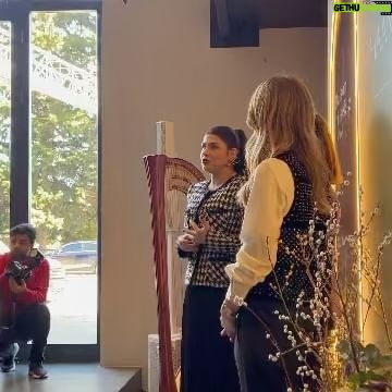 Aslı Tandoğan Instagram - @maisonyirmisekiz yeni yıl davetinde canım arkadaşım @akgun_nurdan yeni sanat kulübü projelerini anlattı ❤️ yeni dönemde @feridecelik69 güzel anlatımlarını ve mimari,gastronomi ve moda alanında uzman kişilerle yapılacak sohbetleri sabırsızlıkla bekliyoruz🙌🏻 @haanliving #davet #reklam