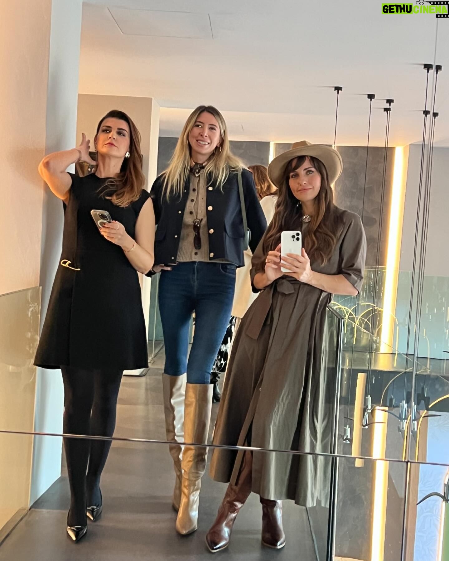 Aslı Tandoğan Instagram - @maisonyirmisekiz yeni yıl davetinde canım arkadaşım @akgun_nurdan yeni sanat kulübü projelerini anlattı ❤️ yeni dönemde @feridecelik69 güzel anlatımlarını ve mimari,gastronomi ve moda alanında uzman kişilerle yapılacak sohbetleri sabırsızlıkla bekliyoruz🙌🏻 @haanliving #davet #reklam