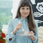 Aslı Tandoğan Instagram – Annemler çat kapı gelse de hızlıca çay saatine hazırım artık✌🏼 
Akıllı çoklu pişirici Cook4me  
ile kısa sürede şahane tarifler hazırlıyorum 🌟
Cook4me , seçtiğiniz malzeme ve miktara göre otomatik olarak pişirme süresini ve basıncını sizin için ayarlıyor. Onunla yemek pişirmek gerçekten de çok kolay 💙⭐️
Sadece ekrandaki talimatları takip etmeniz yeterli…Gerisini ona bırakın💫🌟 #Cook4MeTarifleri @tefalturkiye #işbirliği