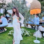 Aslı Tandoğan Instagram - Beyaz geceler deyince biz!! Nize güzel yıllarınız olsun @nazlisert___ 🤍 Kaan Sert #nkwhiteparty @selvakazova @dilekarslandilber @copurs #davet #reklam