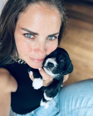 Aslı Tandoğan Instagram - Özlenenlerde…Torun kızım Mika..🖤
