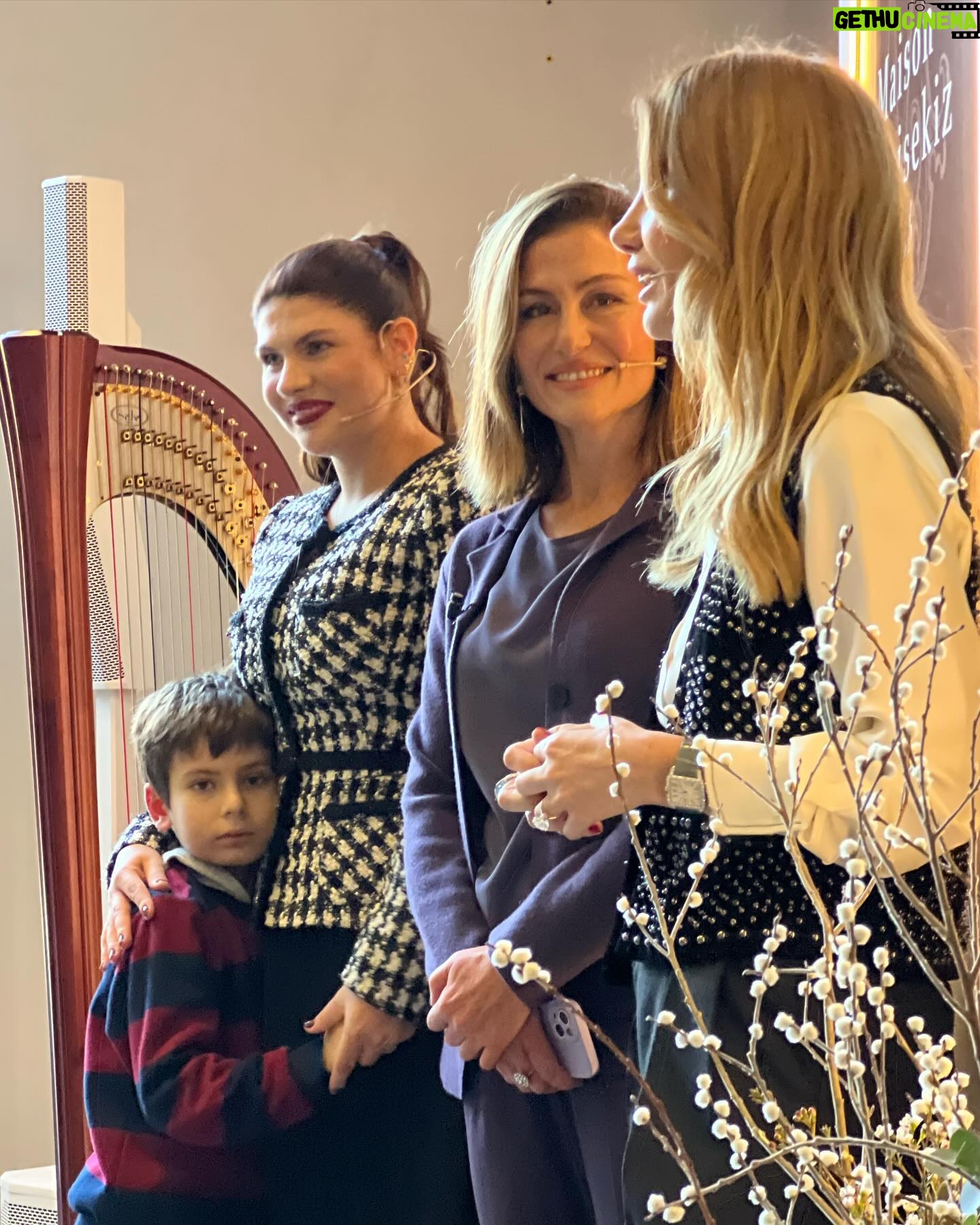 Aslı Tandoğan Instagram - @maisonyirmisekiz yeni yıl davetinde canım arkadaşım @akgun_nurdan yeni sanat kulübü projelerini anlattı ❤️ yeni dönemde @feridecelik69 güzel anlatımlarını ve mimari,gastronomi ve moda alanında uzman kişilerle yapılacak sohbetleri sabırsızlıkla bekliyoruz🙌🏻 @haanliving #davet #reklam