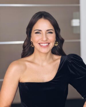 Aslı Tandoğan Instagram - Kadınlara Mahsus filmimizin Gala gecesinden💛
Şahane elbisem için @a46tuvanam 💝

Ve bu güzel fotoğraflar için @hidayetkorkmaz_ 💕

@kadinlaramahsus 
#reklam