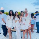 Aslı Tandoğan Instagram - Beyaz geceler deyince biz!! Nize güzel yıllarınız olsun @nazlisert___ 🤍 Kaan Sert #nkwhiteparty @selvakazova @dilekarslandilber @copurs #davet #reklam