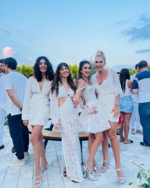 Aslı Tandoğan Instagram - Beyaz geceler deyince biz!!
Nize güzel yıllarınız olsun @nazlisert___ 🤍 Kaan Sert
#nkwhiteparty
@selvakazova 
@dilekarslandilber
@copurs 
#davet
#reklam