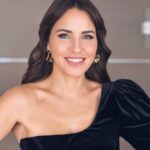 Aslı Tandoğan Instagram - Kadınlara Mahsus filmimizin Gala gecesinden💛 Şahane elbisem için @a46tuvanam 💝 Ve bu güzel fotoğraflar için @hidayetkorkmaz_ 💕 @kadinlaramahsus #reklam