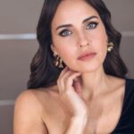 Aslı Tandoğan Instagram - Kadınlara Mahsus filmimizin Gala gecesinden💛 Şahane elbisem için @a46tuvanam 💝 Ve bu güzel fotoğraflar için @hidayetkorkmaz_ 💕 @kadinlaramahsus #reklam