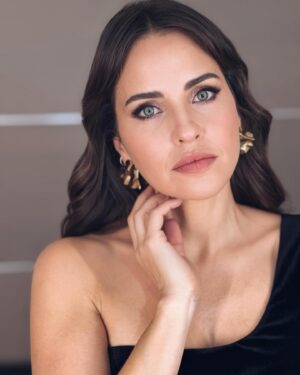 Aslı Tandoğan Instagram - Kadınlara Mahsus filmimizin Gala gecesinden💛
Şahane elbisem için @a46tuvanam 💝

Ve bu güzel fotoğraflar için @hidayetkorkmaz_ 💕

@kadinlaramahsus 
#reklam