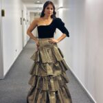 Aslı Tandoğan Instagram - Kadınlara Mahsus filmimizin Gala gecesinden💛 Şahane elbisem için @a46tuvanam 💝 Ve bu güzel fotoğraflar için @hidayetkorkmaz_ 💕 @kadinlaramahsus #reklam