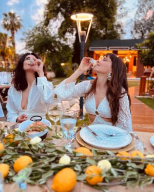 Aslı Tandoğan Instagram - Beyaz geceler deyince biz!!
Nize güzel yıllarınız olsun @nazlisert___ 🤍 Kaan Sert
#nkwhiteparty
@selvakazova 
@dilekarslandilber
@copurs 
#davet
#reklam