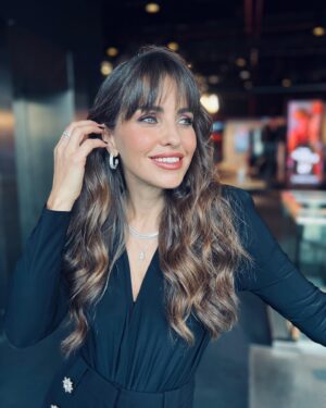 Aslı Tandoğan Instagram - Cumhuriyetimizin 100.yılını kutlamaya hazırlandığımız bu günlerde Cumhuriyetin kuruluşunun bir gece öncesine,Çankaya köşküne Atamızın sofrasına ve mutfağına odaklanan böyle naif ve güzel bir filmde yer aldığım için gurur duyuyorum.🇹🇷Tüm ekibi kutluyorum🙌🏻 Sizlere iyi seyirler diliyorum🙏
Dün akşam galamızda yanımda olan herkese teşekkür ediyorum ❤️
⭐️ @vegaajans 
💎 @zenpirlanta 
🕴️ @copurs 
🎨 @mehmetyildirim 
🪮 @huseyincavdarr 
 #davet
#reklam
