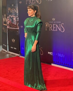 Aslı Tandoğan Instagram - Biz galamızı yaptık,👑 @prensdizi 16 haziranda @blutv ‘de sizlerle buluşuyor!
Bol kahkahalı seyirler🤣

@prensdizi 
@mgx.film 
@blutv 
@bongomy 
@ceydadvenci
@deryapinarak
@cagdasonurozturk 
gultekincanberk 
@burak_topaloglu 
@serdarorcin 
@aslitandoga 
@bahadirvatanoglu 
@onr_ozaydin 
@hadanyal
#reklam