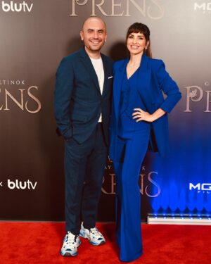Aslı Tandoğan Instagram - Biz galamızı yaptık,👑 @prensdizi 16 haziranda @blutv ‘de sizlerle buluşuyor!
Bol kahkahalı seyirler🤣

@prensdizi 
@mgx.film 
@blutv 
@bongomy 
@ceydadvenci
@deryapinarak
@cagdasonurozturk 
gultekincanberk 
@burak_topaloglu 
@serdarorcin 
@aslitandoga 
@bahadirvatanoglu 
@onr_ozaydin 
@hadanyal
#reklam