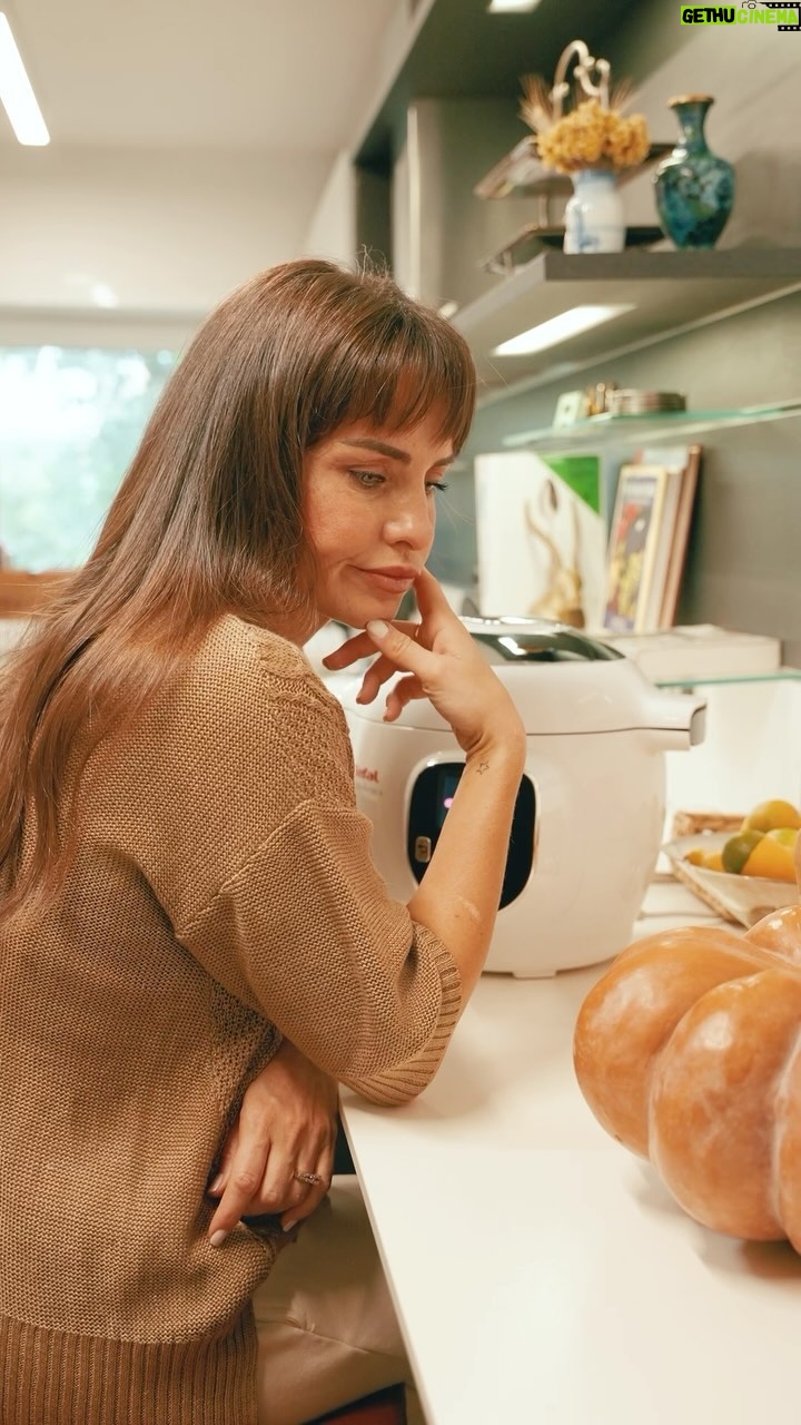 Aslı Tandoğan Instagram - Bu mevsimin en sevdiğim sebzelerinden biri balkabağı🧡 Balkabağı çorbam, Cook4me ile hızlıca hazır! Hem de çok lezzeti ⭐️🍽️ #Cook4me @tefalturkiye #işbirliği