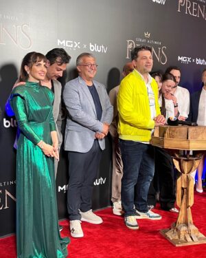 Aslı Tandoğan Instagram - Biz galamızı yaptık,👑 @prensdizi 16 haziranda @blutv ‘de sizlerle buluşuyor!
Bol kahkahalı seyirler🤣

@prensdizi 
@mgx.film 
@blutv 
@bongomy 
@ceydadvenci
@deryapinarak
@cagdasonurozturk 
gultekincanberk 
@burak_topaloglu 
@serdarorcin 
@aslitandoga 
@bahadirvatanoglu 
@onr_ozaydin 
@hadanyal
#reklam