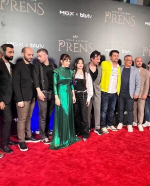 Aslı Tandoğan Instagram - Biz galamızı yaptık,👑 @prensdizi 16 haziranda @blutv ‘de sizlerle buluşuyor!
Bol kahkahalı seyirler🤣

@prensdizi 
@mgx.film 
@blutv 
@bongomy 
@ceydadvenci
@deryapinarak
@cagdasonurozturk 
gultekincanberk 
@burak_topaloglu 
@serdarorcin 
@aslitandoga 
@bahadirvatanoglu 
@onr_ozaydin 
@hadanyal
#reklam