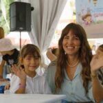 Aslı Tandoğan Instagram - Yaratıcı Çocuk Festivalinde, Enterogermina standındaydık! ⭐️ Bizleri yalnız bırakmayan miniklerle, Den-G’nin maceraları çizgi filmlerimizin kısa gösterimini ilk defa izledik, kitaplarımızı beraber okuduk ve şahane aktivitelerle çok güzel bir gün geçirdik💚💙 @enterogerminatr #işbirliği