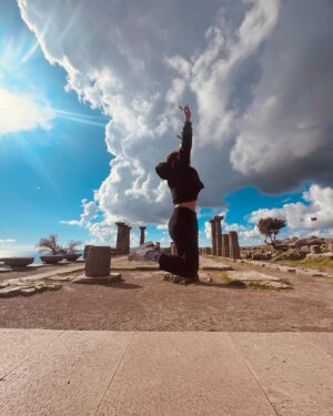Aslı Altaylar Instagram - 🩵🤍Ayaklarınız yerden kesilsin 🩵🤍