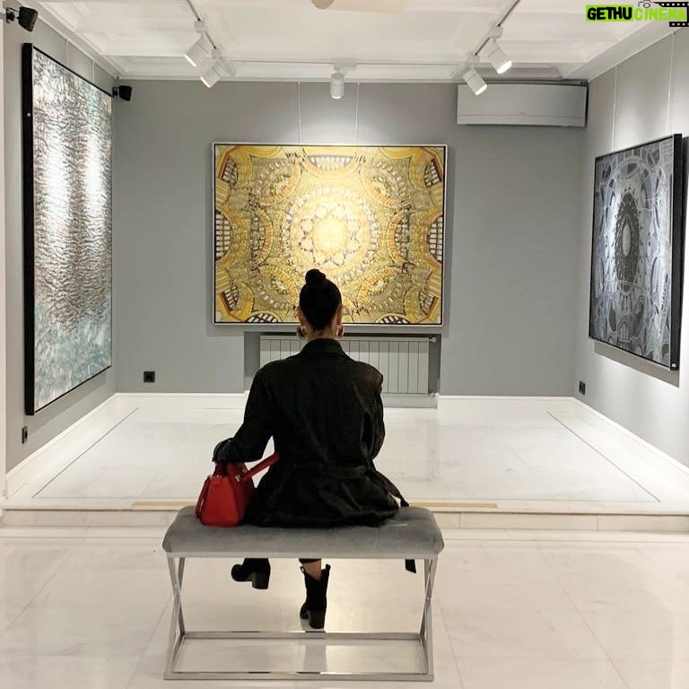 Aslı Aybars - 257 Likes - “Hep aynı saatte gelsen daha iyi olur,” dedi tilki, “sözgelimi öğleden sonra saat dörtte gelecek olsan ben saat üçte mutlu olmaya başlarım... Ama gelişigüzel gelirsen içimi sana hangi saatte hazırlayacağımı bilemem. “ Küçük Prens 🤴
Bu fotoğrafa bakınca aklıma gelen replik.. Sizin Küçük Prens’ten aklınızda kalan ?