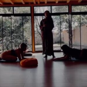 Aslı Aybars Instagram - Sapancada muhteşem bir ‘Kendinle Bağ Kurma Zamanı’ Nefes ve Meditasyon Kampı düzenledik. 6 özel kadın olarak doğanın içinde meditasyon, yoga ve nefes çalışmalarıyla bir araya geldik. Sağlıklı beslendiğimiz, keyifli sohbetlerin yanı sıra kendimizle yeniden bir bağ kurduğumuz harika bir deneyimdi. 

🌿✨ 🧘‍♀️

#YogaKampı #Nefes #KendinleBağKurmaZamanı #KisiselGelisim #KampAnilari #Meditasyon #YinYoga #KampHaftasonu