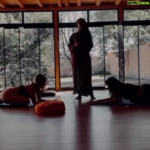 Aslı Aybars - 1K Likes - Sapancada muhteşem bir ‘Kendinle Bağ Kurma Zamanı’ Nefes ve Meditasyon Kampı düzenledik. 6 özel kadın olarak doğanın içinde meditasyon, yoga ve nefes çalışmalarıyla bir araya geldik. Sağlıklı beslendiğimiz, keyifli sohbetlerin yanı sıra kendimizle yeniden bir bağ kurduğumuz harika bir deneyimdi.
🌿✨ 🧘♀️
#YogaKampı #Nefes #KendinleBağKurmaZamanı #KisiselGelisim #KampAnilari #Meditasyon #YinYoga #KampHaftasonu