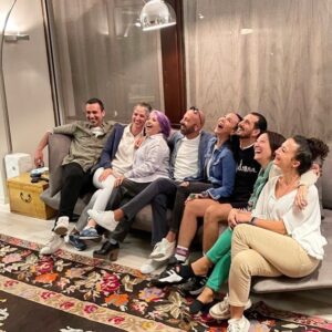 Aslı Aybars Instagram - Hayatta ağız dolusu gülebildiği sevdikleri olmalı insanın… ❤️
Not: Bu insanlar nereye bakıyorlardı 😎