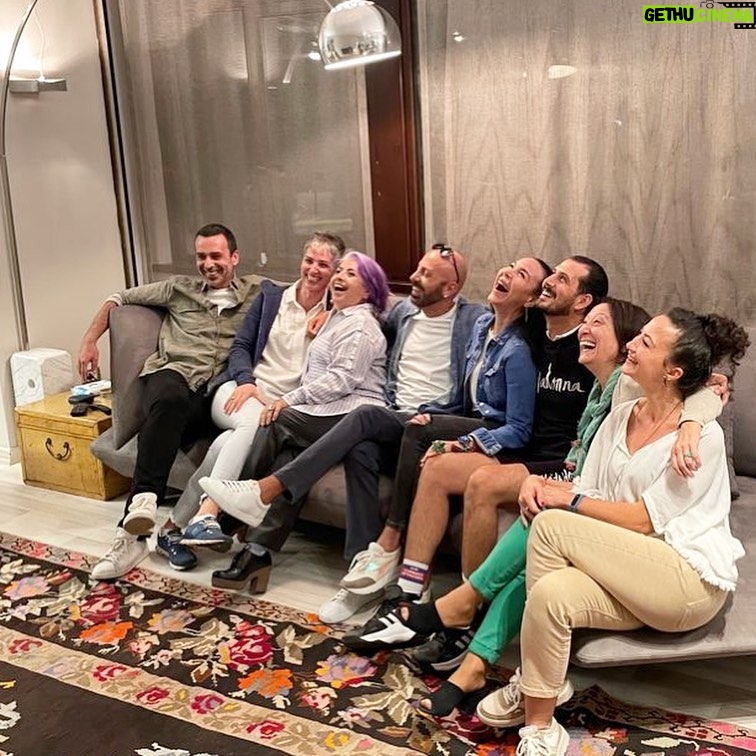 Aslı Aybars - 252 Likes - Hayatta ağız dolusu gülebildiği sevdikleri olmalı insanın… ❤️
Not: Bu insanlar nereye bakıyorlardı 😎