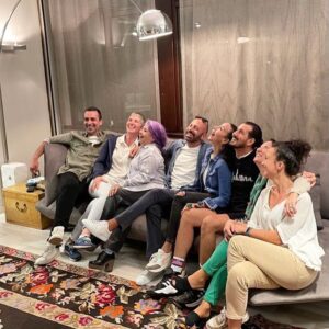 Aslı Aybars Instagram - Hayatta ağız dolusu gülebildiği sevdikleri olmalı insanın… ❤️
Not: Bu insanlar nereye bakıyorlardı 😎
