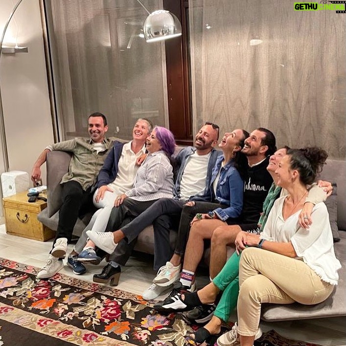 Aslı Aybars - 252 Likes - Hayatta ağız dolusu gülebildiği sevdikleri olmalı insanın… ❤️
Not: Bu insanlar nereye bakıyorlardı 😎